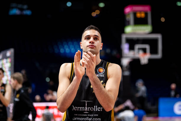 武汉马拉松金标首秀：4万跑者竞速长江畔