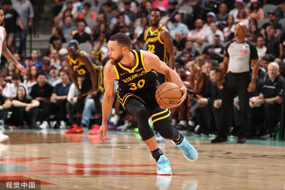 受困犯规危机！爱德华兹仍砍26+8集锦 接锅超难压哨三分太神奇